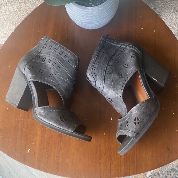 Maurices Women’s Gray Metallic Perforated Block Heel Sandals Size 9 - Picture 1 of 13